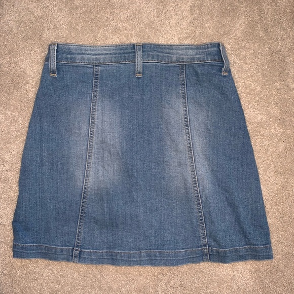 Light denim skirt with buttons - Picture 2 of 2